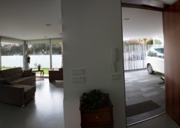CASA-FINA_interior-sala-estar-comedor-cocina-entrada